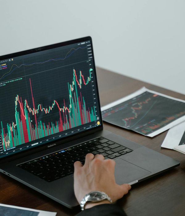 Comprehensive investment course materials displayed on laptop screen with financial charts